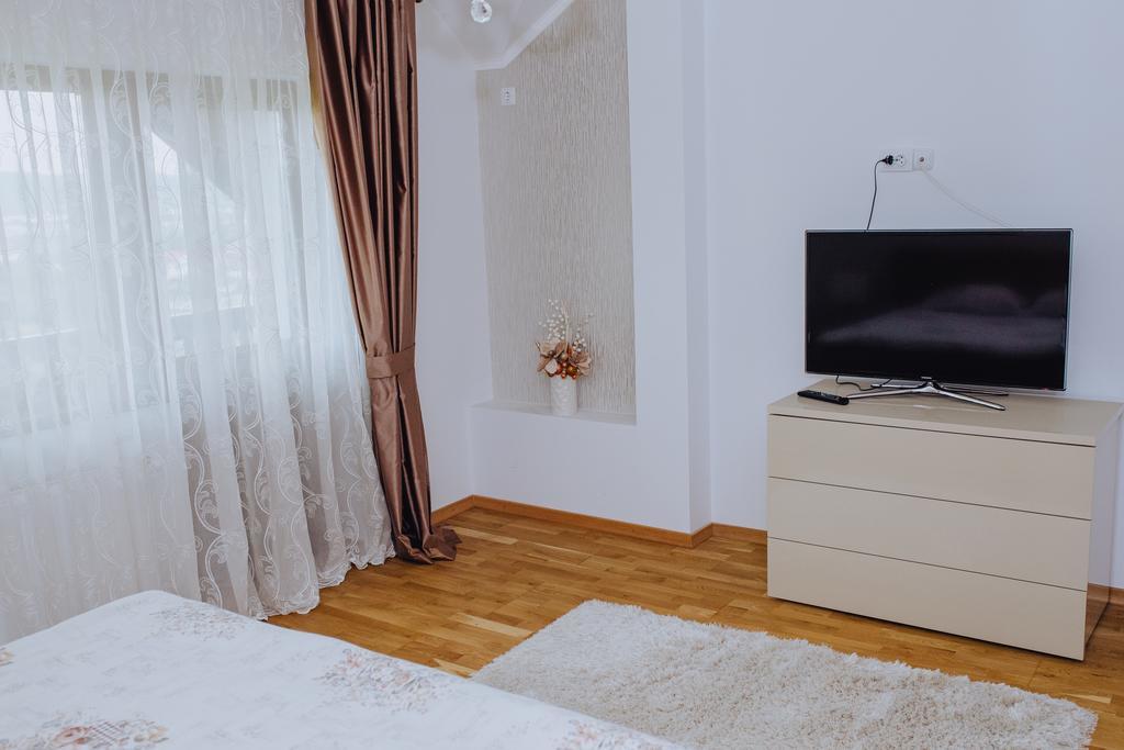 Pensiunea Andrei Maracineni Bagian luar foto
